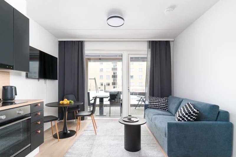 City Studio terassilla ja vuodesohvalla – Rahulihomes City Centre Jyväskylä