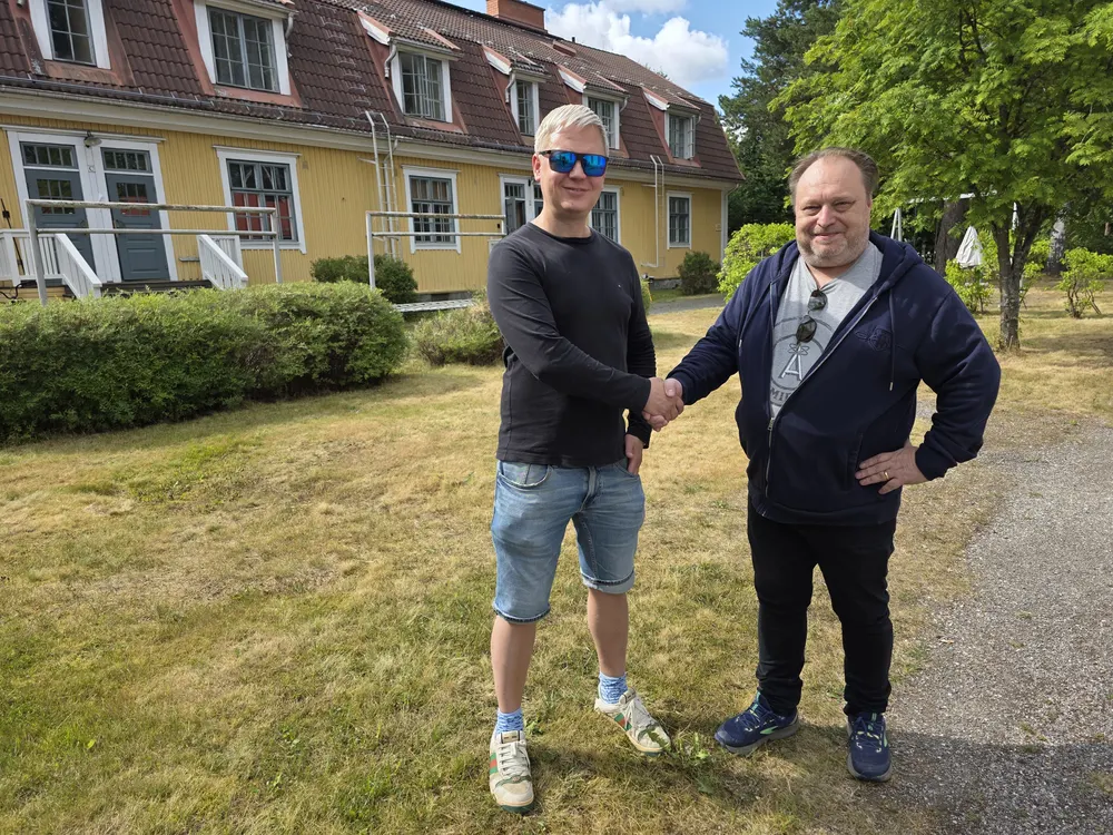 Janne Immonen and Pasi Karjalainen shaking hands in the Korpela yard in Varkaus
