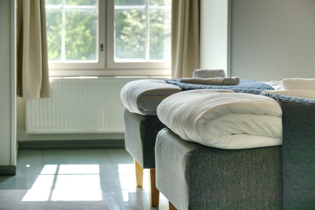 Hotellitason sängyt ja petivaatteet Vuokrakaistan kalustetussa asunnossa, Korpela Varkaus